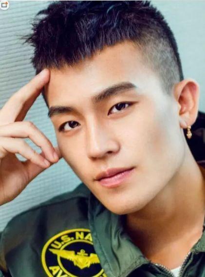 痞 男明星,魅力四溢的叛逆风采